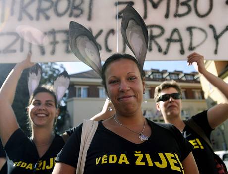 Vdci a jejich pznivci demonstrovali pi pleitosti diskuse o budoucnosti esk vdy. (31. srpna 2009)