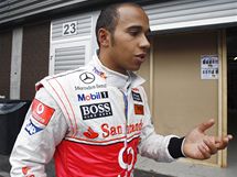 Velk cena Belgie: Lewis Hamilton m do box po kolizi s Buttonem