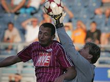 esk Budjovice - Ostrava: Jan Riegel (vlevo) a Vt Barnek ve vzdunm souboji