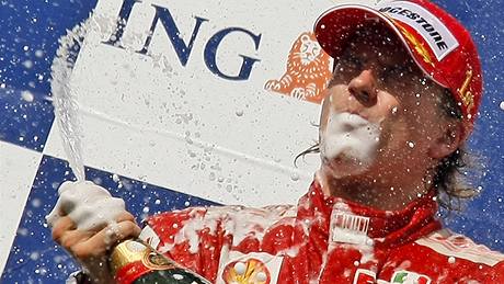 Velká cena Belgie: vítz Kimi Räikkönen slaví na pódiu