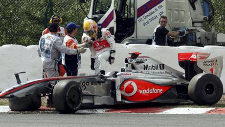Velká cena Belgie: Lewis Hamilton po kolizi v prvním kole