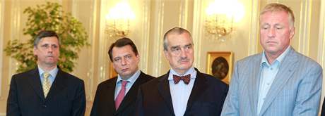 Premiér Jan Fischer, pedseda SSD Jií Paroubek, pedseda TOP 09 Karel Schwarzenberg a pedseda ODS Mirek Topolánek po setkání s prezidentem Václavem Klausem. (2. záí 2009)