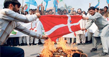Muslimové pálí dánskou vlajku pi loských protestech v Pákistánu.