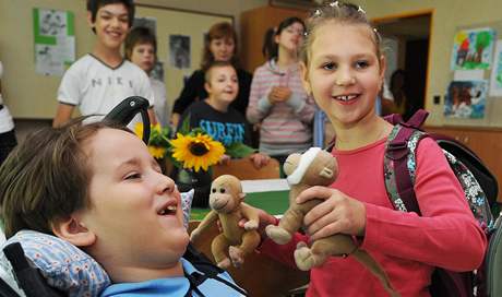 Prvci Ji Hank a Maria Judita Paliusikov z Brna dnes nastoupili do Speciln Zkladn koly pro postien dt na Ibsenov ulici v Brn