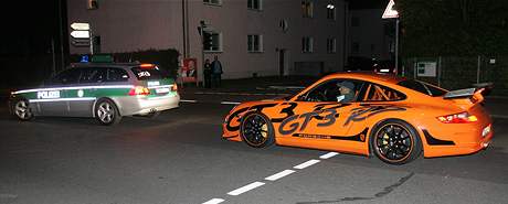 Úastníkm závodu Diamond Race vydali v nmeckém Weidenu jejich auta. Policie je vyprovodila k hranicím (6. záí 2009)