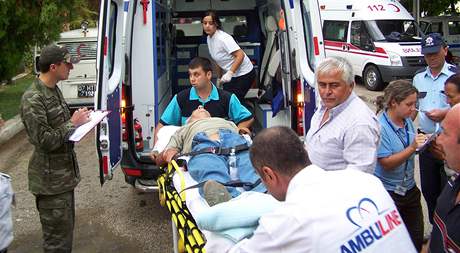 Zdravotníci odváejí jednu ze zranných pi nehod eského autobusu cestovní kanceláe Firo Tour, ke které dolo 1. záí pi návratu z výletu v horách nedaleko tureckého msta Antálie. 