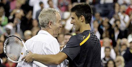John McEnroe (vlevo) a Novak Djokovi