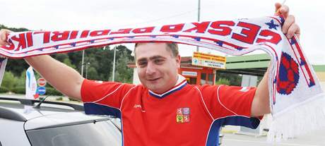 Fotbaloví fanouci na hraniním pechodu Beclav ped utkáním se Slovenskem.