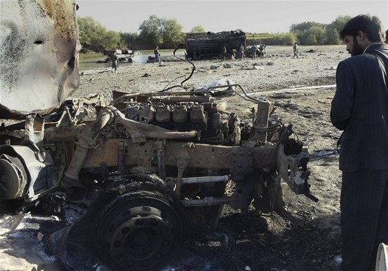 Spálenit cisteren v Kunduzu, na n v pátek zaútoily letouny NATO.