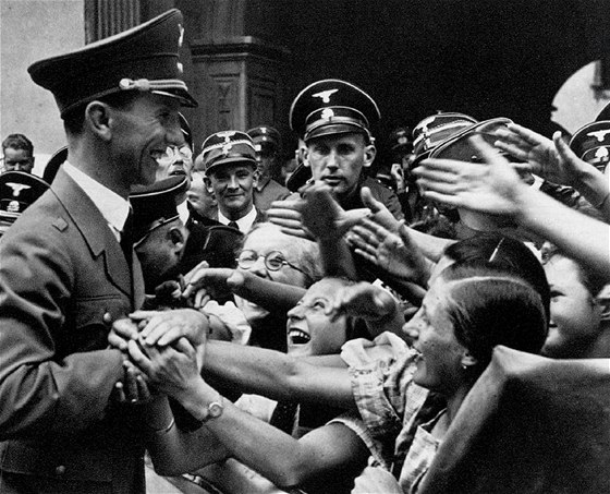 Joseph Goebbels ve týrském Hradci v roce 1938.