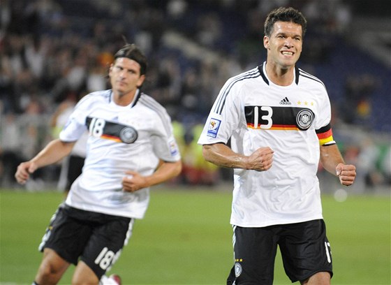 Nmecko: záloník Michael Ballack se raduje z gólu