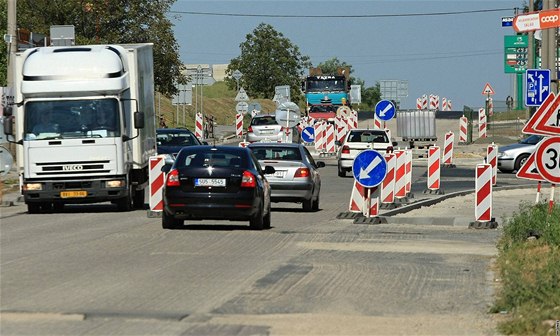 Opravy silnic v turisticky vyhledávaném Vranov nad Dyjí se místní dokají zejm a v lét, se zpodním stavebních prací mají zkuenosti i v Moravském Krumlov. Ilustraní foto