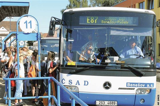 V autobusech oznaených lutými cedulemi jezdí od verejka nkteí koláci v kraji zdarma