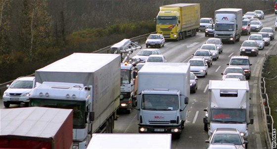 Kolony na dálnici D1 byly v nedli chvílemi dlouhé a 26 kilometr. (ilustraní snímek)