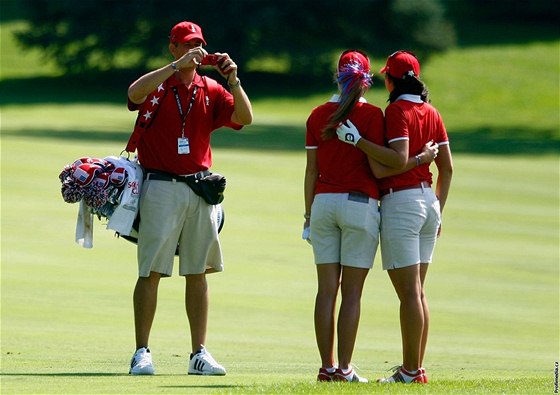 Craig Castrale jako caddie své eny Nicole (zády vlevo) pi Solheim Cupu 2009.