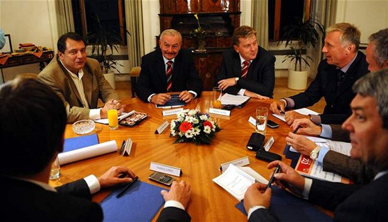 Mirek Topolánek svolal schzku pedsed politických stran a pedsed obou komor parlamentu. Pedmtem jednání je situace kolem pedasných voleb (6. záí 2009)