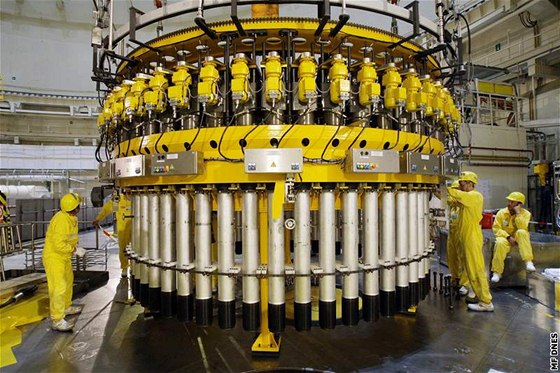 Reaktory ruského typu VVER, pro které Tvel palivo vyrábí, tvoí asi 17 procent vech svtových reaktor. Na snímku je výmna paliva v Temelín.