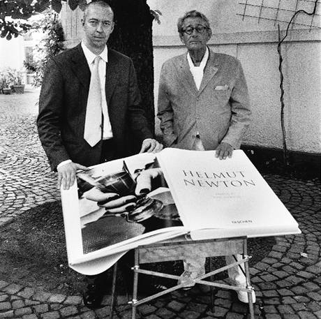 Koln nad Rnem, erven 1999: Fotograf Helmut Newton (vpravo) a nakladatel Benedikt Taschen s jednm z prvnch kus knihy SUMO na zahrad vydavatelskho domu. 