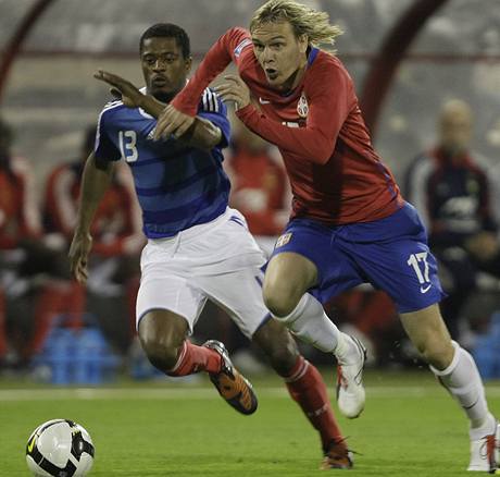 Srbsko - Francie: domc Milos Krasic (vpravo) a Patrice Evra