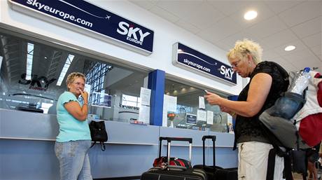 Klienti zkrachoval leteck spolenosti SkyEurope na letiti v Ruzyni. (1. z 2009)