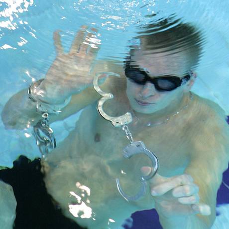 Kouzelnk Zdenk Brad pekonal rekord ve vyprotn se z pout pod vodou