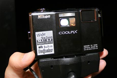 Nikon Coolpix S1000pj nabz projekci pmo z fotoapartu