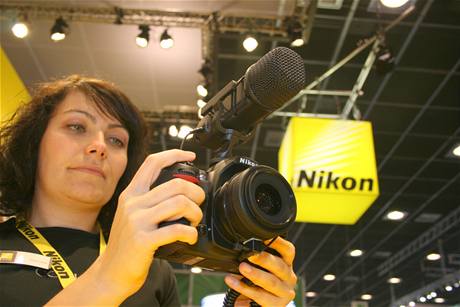 Nikon D300s s nasazenm mikrofonem (pipojuje se do zdky z boku)