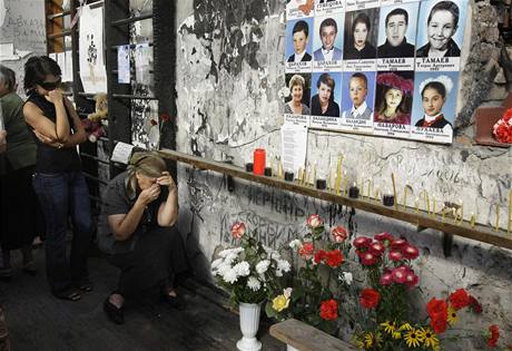 Na obti ze koly v Beslanu vzpomnaly stovky lid (1. z 2009)
