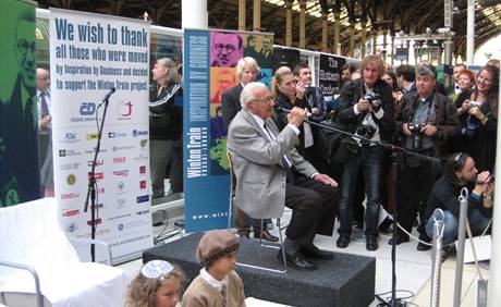 Sir Nicholas Winton pi projevu k cestujcm vlaku Winton Train