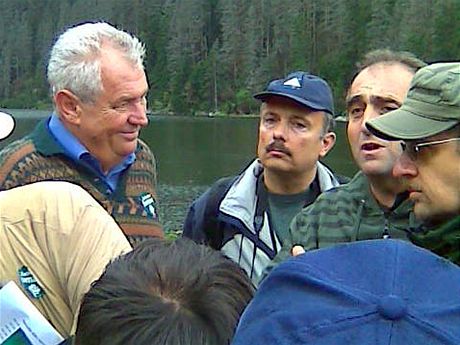 Milo Zeman u Plenho jezera, napravo od nj exministr ivotnho prosted Milo Kuvart.