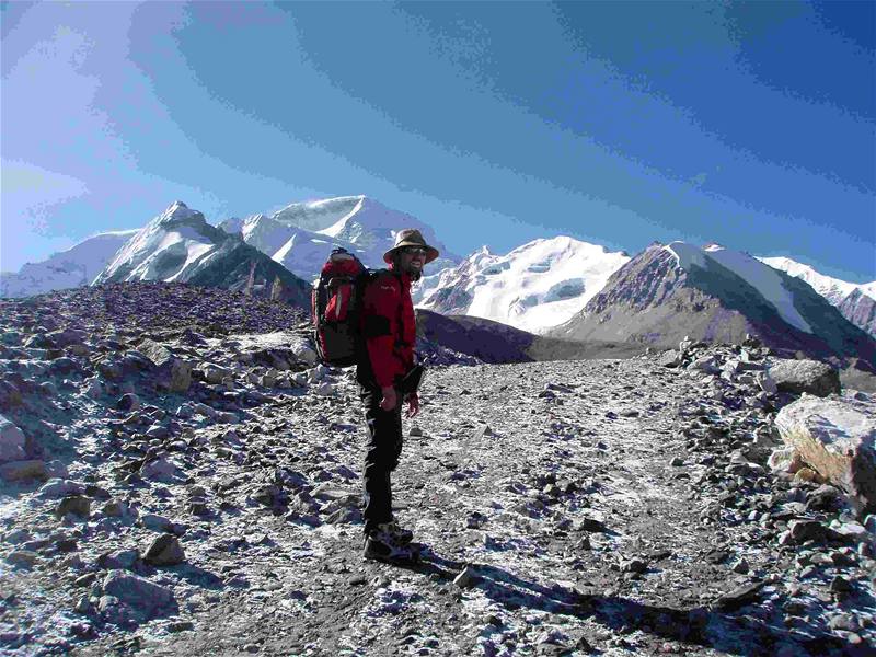 Expedice Sulovského na Cho Oyu. Kamil Bortel, vzadu Cho Oyu