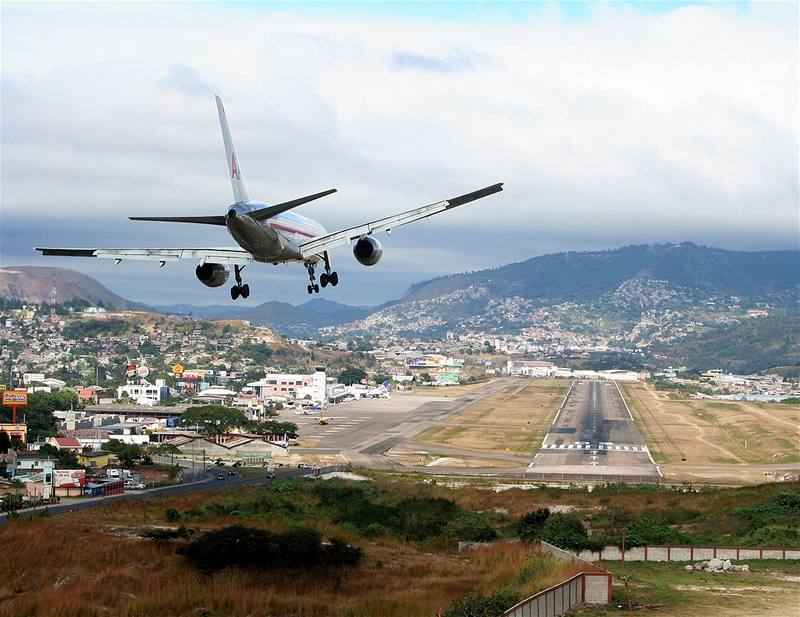 Princess Juliana International Airport leí hned vedle pláe Maho Beach na karibském ostrov St. Maarten