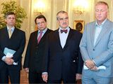 Premir Jan Fischer, pedseda SSD Ji Paroubek, pedseda TOP 09 Karel Schwarzenberg a pedseda ODS Mirek Topolnek po setkn s prezidentem Vclavem Klausem. (2. z 2009)