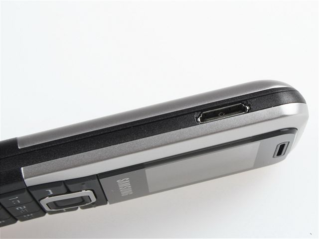 Pestoe Samsung E1120 nevsází na svj vzhled ale na nízkou cenu, nejde o ádné oklivé káátko.