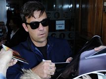 Robbie Williams se podepisuje fanoukm ped britskm Radio One, kde pedstavil svj nov singl Bodies