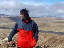 Expedice Sulovskho postupuje Tibetem k Cho Oyu. Pavol Lupi Luptk a za nm Shisha Pangma 