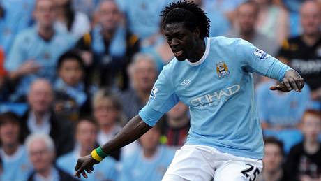 V NOVÉM DRESU SE DAÍ.  Adebayor se za Manchester City trefil v kadém ze ty zápas anglické ligy.