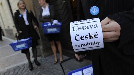 Zástupci strany Vci veejné zákonodárcm nabízeli ped Snmovnou ruliky toaletního papíru s nápisem "Ústava eské republiky". (8.9.2009)
