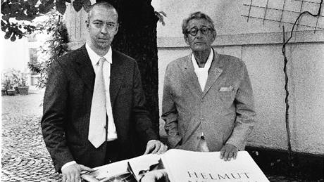 Kolín nad Rýnem, erven 1999: Fotograf Helmut Newton (vpravo) a nakladatel Benedikt Taschen s jedním z prvních kus knihy SUMO na zahrad vydavatelského domu. 