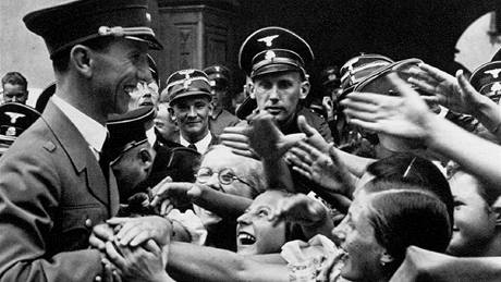 Joseph Goebbels ve týrském Hradci v roce 1938.