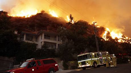 Do boje s ohnivým ivlem nasadily kalifornské úady v 400 hasiských voz (1.9.2009) 