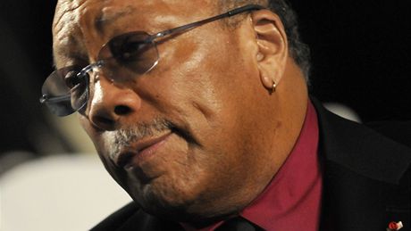 Producent Quincy Jones na pohbu Michaela Jacksona (Los Angeles, 3. záí 2009)