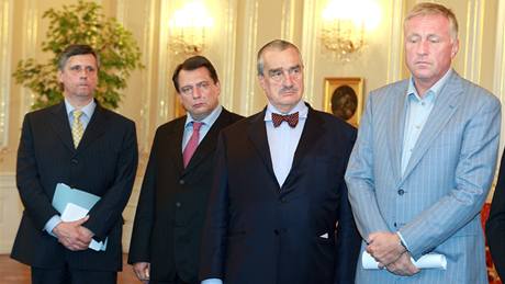 Premiér Jan Fischer, pedseda SSD Jií Paroubek, pedseda TOP 09 Karel Schwarzenberg a pedseda ODS Mirek Topolánek po setkání s prezidentem Václavem Klausem. (2. záí 2009)