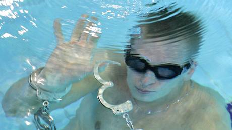 Kouzelník Zdenk Bradá pekonal rekord ve vyprotní se z pout pod vodou