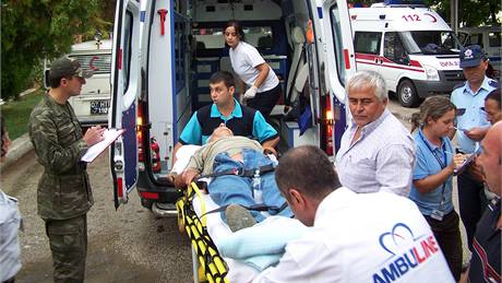 Zdravotníci odváejí jednu ze zranných pi nehod eského autobusu cestovní kanceláe Firo Tour, ke které dolo 1. záí pi návratu z výletu v horách nedaleko tureckého msta Antálie. 