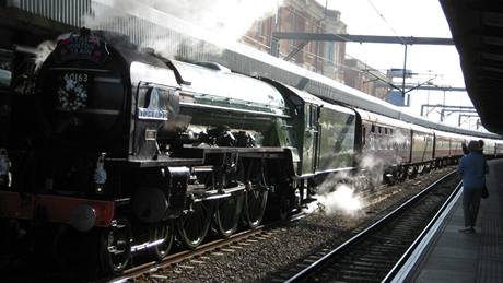 Nová vlaková souprava vyráí v ele s lokomotivou Tornado z Harwiche do Londýna