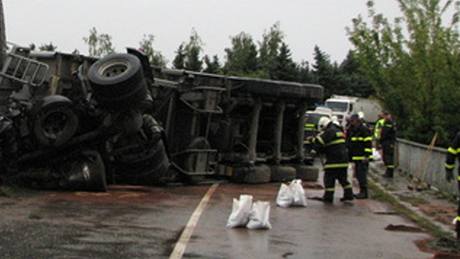 Nehoda kamiónu u Mnína, zablokovaný most.