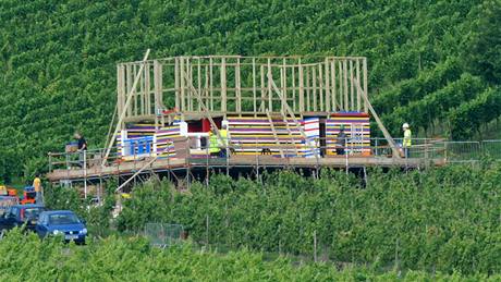 Britský moderátor James May si pro stavbu domku z lega vybral pozemek u vinic Denbies
