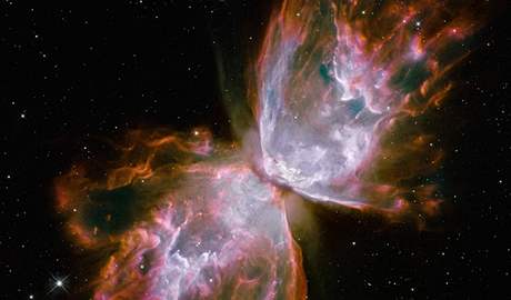 Na novém snímku Hubbleova teleskopu je obrovitý shluk plyn a prachu, který vypadá jako motýl vznáející se vesmírem
