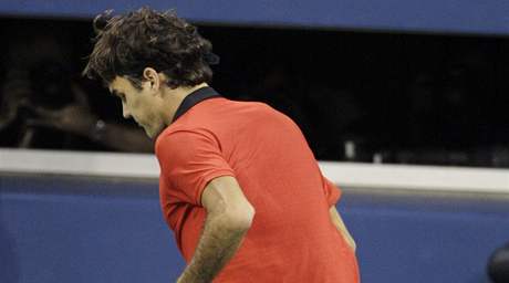 Roger Federer zahrává úder mezi nohama